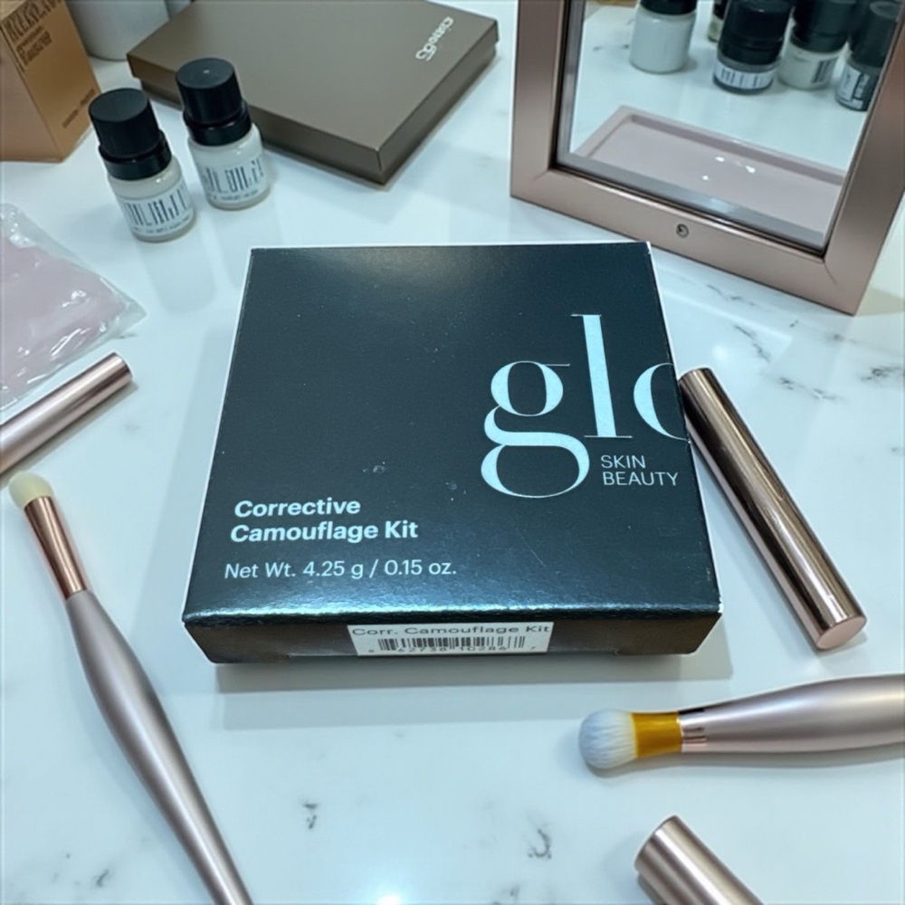 Corrective Camouflage Kit Glo Skin Beauty NIB - Picture 2 of 3